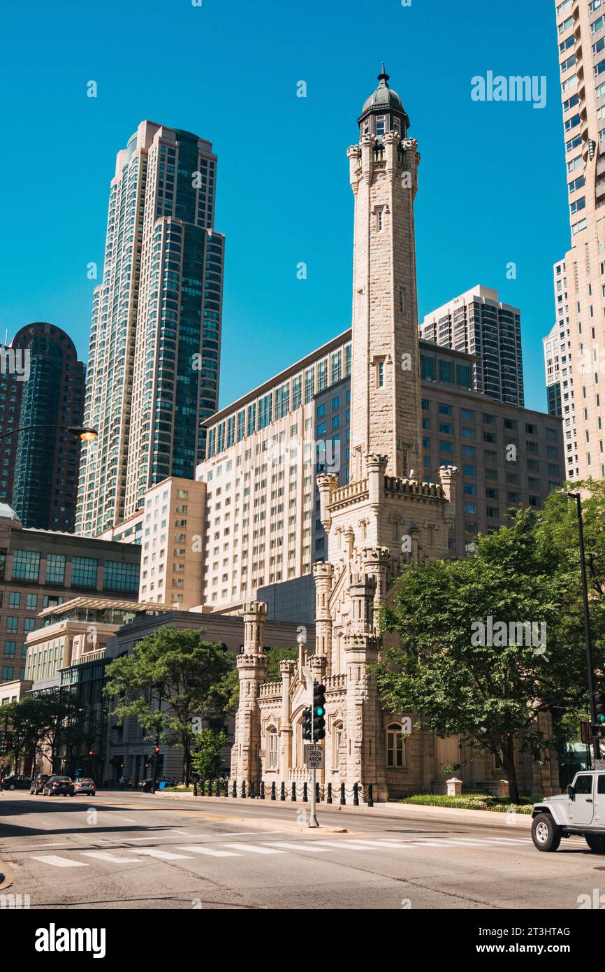 La Chicago Water Tower eretta nel 1869, una delle uniche strutture sopravvissute al grande incendio di Chicago del 1871. Ora un punto di riferimento storico Foto Stock