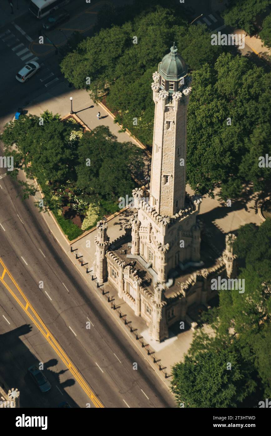 Vista aerea della Chicago Water Tower, eretta nel 1869. Una delle uniche strutture a sopravvivere al grande incendio di Chicago del 1871. Ora un luogo storico Foto Stock