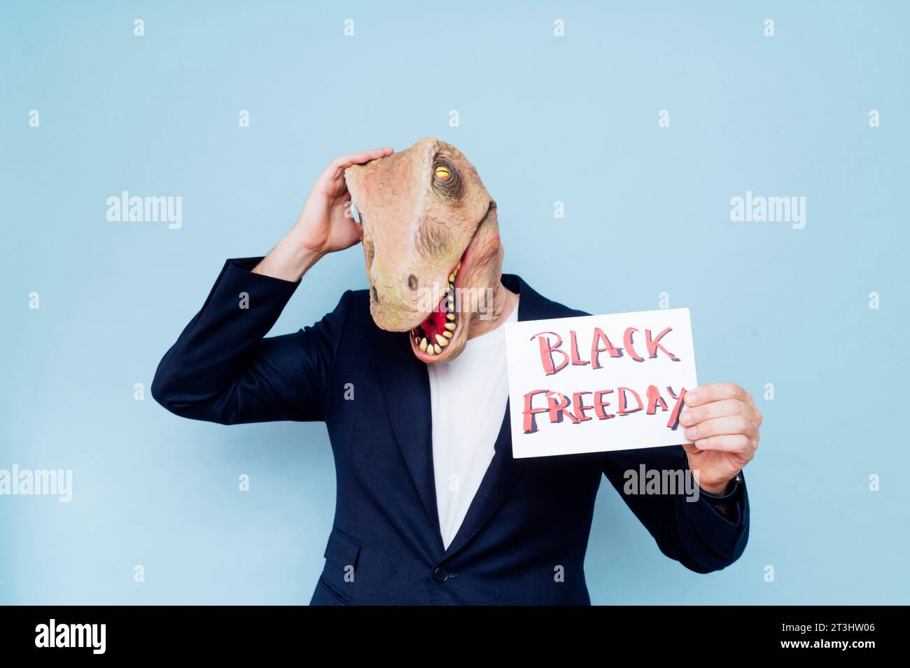 Uomo con maschera di dinosauro. Black friday. Foto Stock