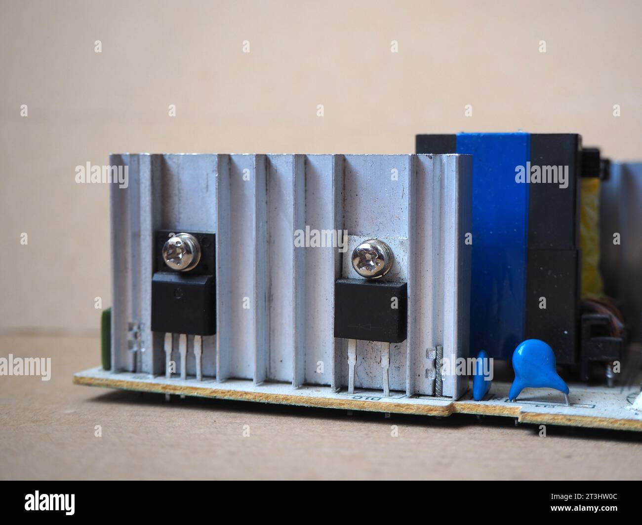 Riscaldamento di elementi semiconduttori. Transistor, montati sul dissipatore di calore in metallo. Concetto di componenti semiconduttori riscaldanti. Foto Stock