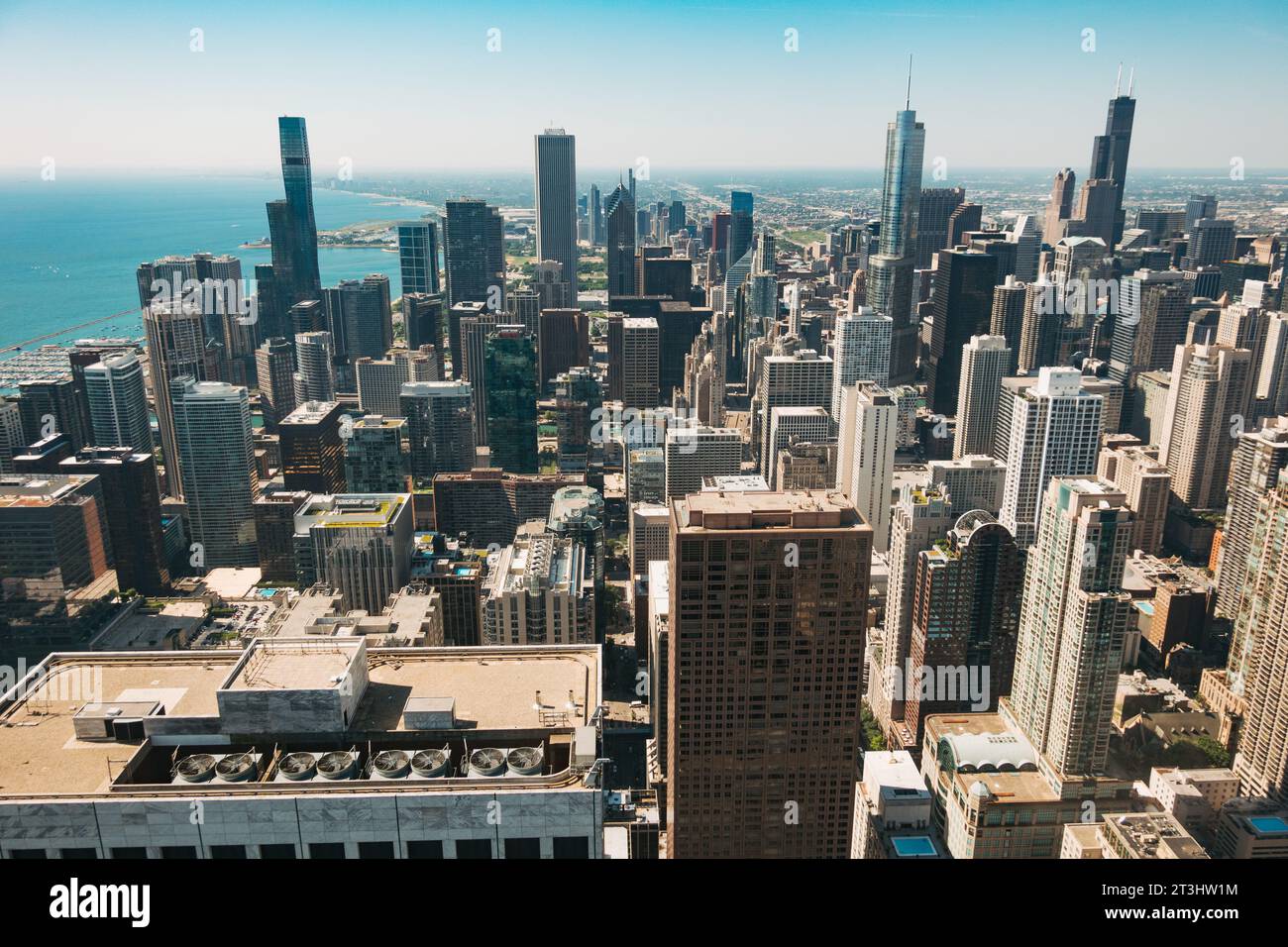 Affacciato sul lago Michigan e sui grattacieli superalti di Chicago, come visto dal 360 al John Hancock Center Foto Stock