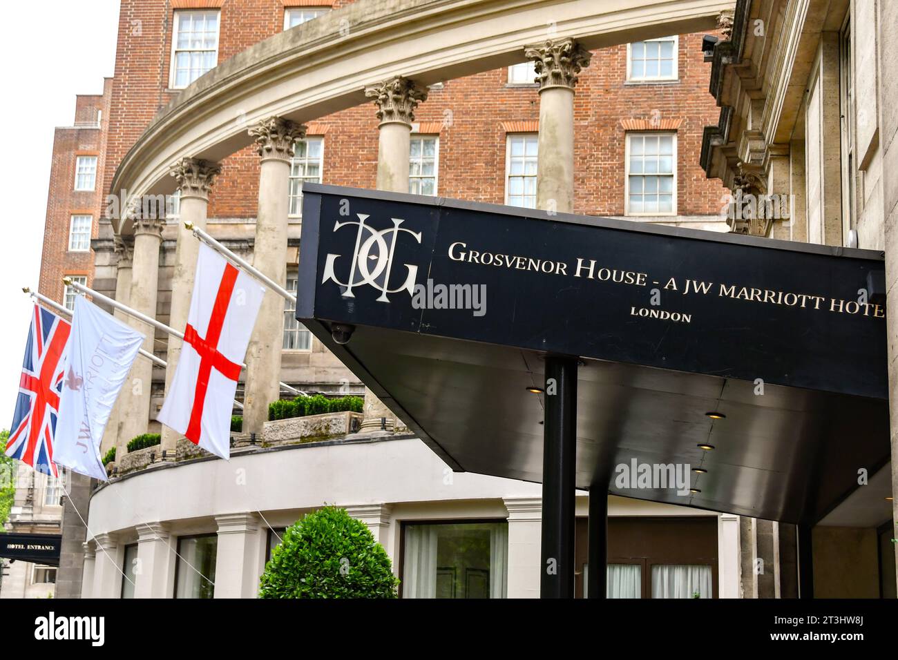 Londra, Inghilterra, Regno Unito - 28 giugno 2023: Ingresso al Grosvenor Hotel su Park Lane nel centro di Londra Foto Stock