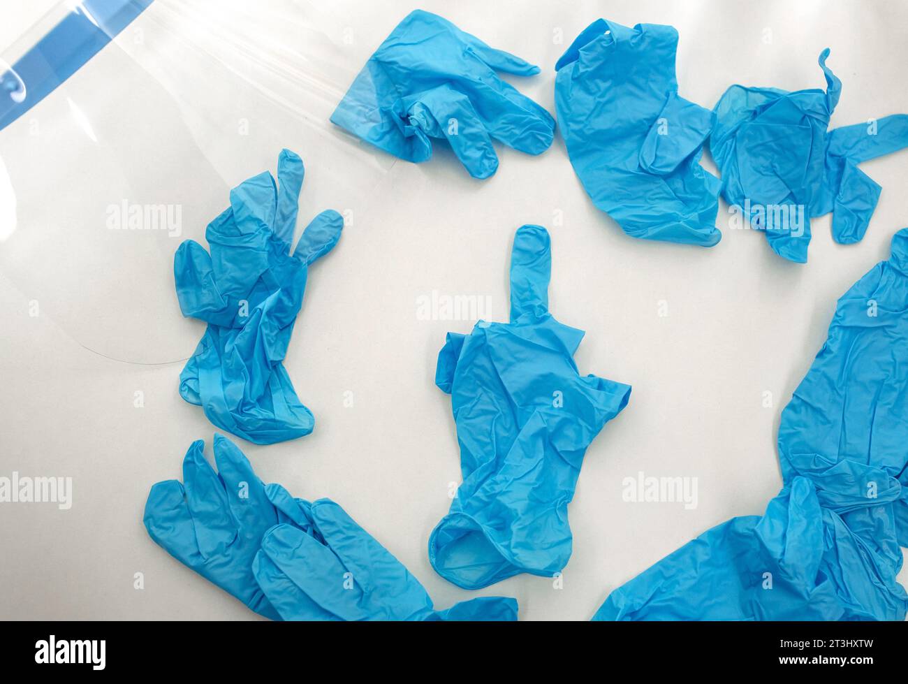 Guanti in nitrile per uso medico. Guanti medici giacciono su un tavolo bianco. Foto Stock