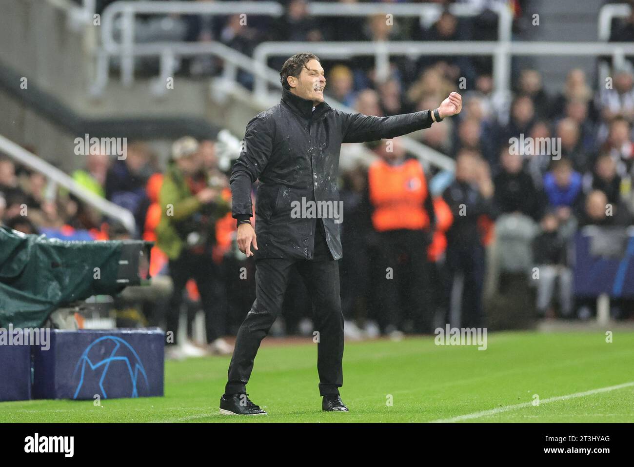 Newcastle, Regno Unito. 25 ottobre 2023. Edin Terzić allenatore del Borussia Dortmund reagisce durante la partita di UEFA Champions League Newcastle United contro Borussia Dortmund a St. James's Park, Newcastle, Regno Unito, 25 ottobre 2023 (foto di Mark Cosgrove/News Images) Credit: News Images Ltd/Alamy Live News Foto Stock