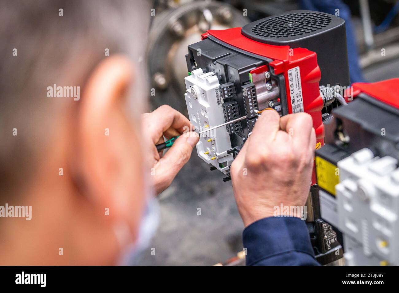 Montaggio tecnico per il fissaggio di apparecchiature su supporto con cacciavite per sonda metallica, testa e vista manuale. Foto di alta qualità Foto Stock