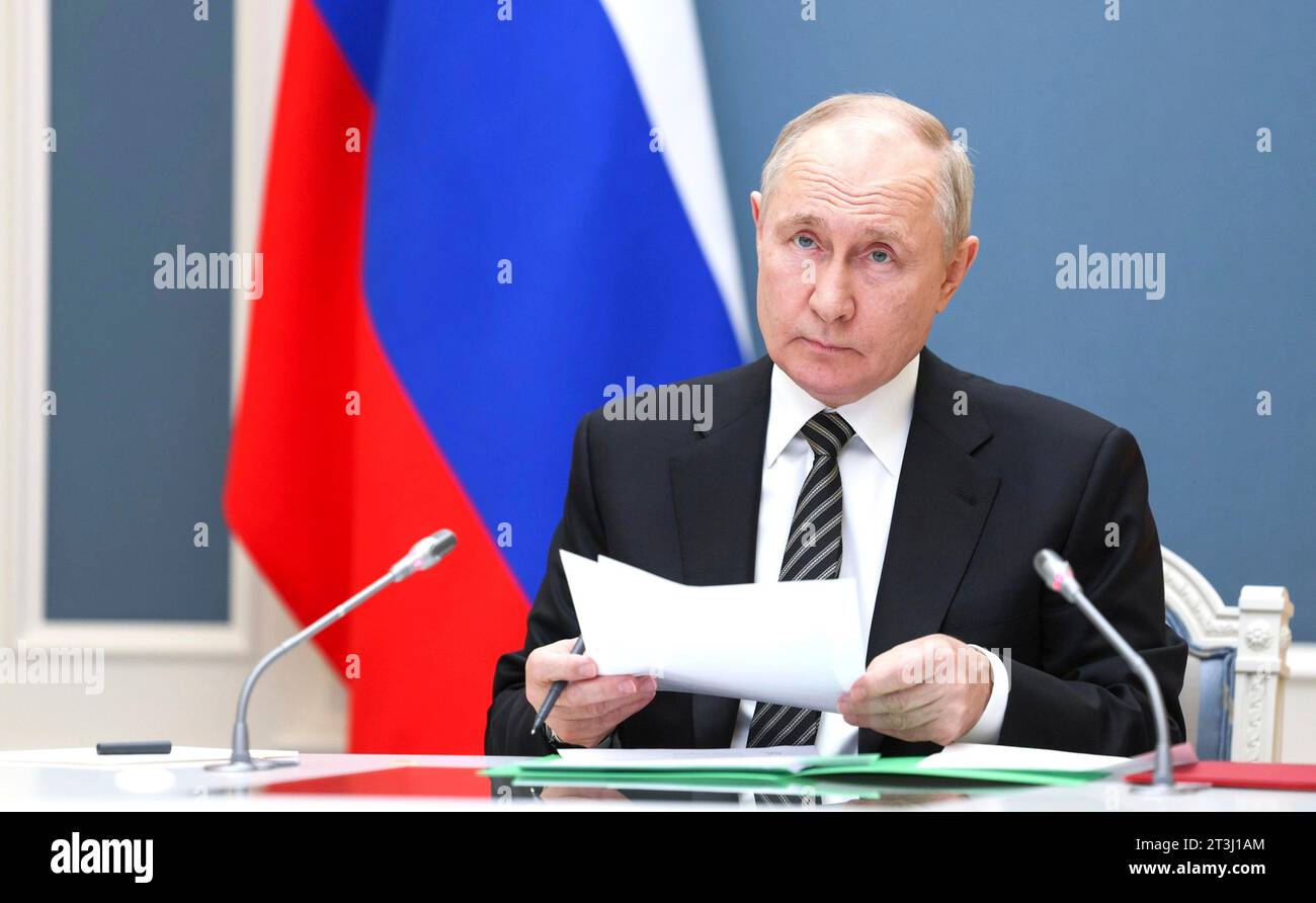 Mosca, Russia. 25 ottobre 2023. Il presidente russo Vladimir Putin partecipa a distanza a un test delle forze strategiche di deterrenza nucleare tramite link video dal Cremlino, il 25 ottobre 2023 a Mosca, in Russia. Crediti: Gavriil Grigorov/Cremlino Pool/Alamy Live News Foto Stock