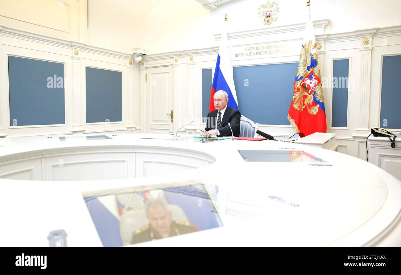 Mosca, Russia. 25 ottobre 2023. Il presidente russo Vladimir Putin partecipa a distanza a un test delle forze strategiche di deterrenza nucleare tramite link video dal Cremlino, il 25 ottobre 2023 a Mosca, in Russia. Crediti: Gavriil Grigorov/Cremlino Pool/Alamy Live News Foto Stock