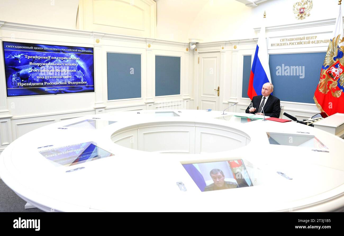 Mosca, Russia. 25 ottobre 2023. Il presidente russo Vladimir Putin partecipa a distanza a un test delle forze strategiche di deterrenza nucleare tramite link video dal Cremlino, il 25 ottobre 2023 a Mosca, in Russia. Crediti: Gavriil Grigorov/Cremlino Pool/Alamy Live News Foto Stock