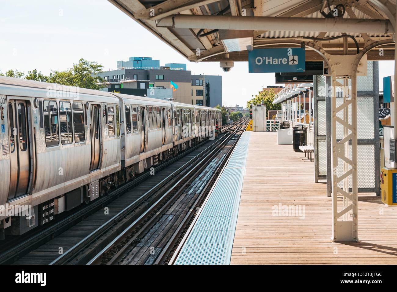 Un treno sulla linea blu della metropolitana sopraelevata di Chicago arriva alla stazione di California Foto Stock