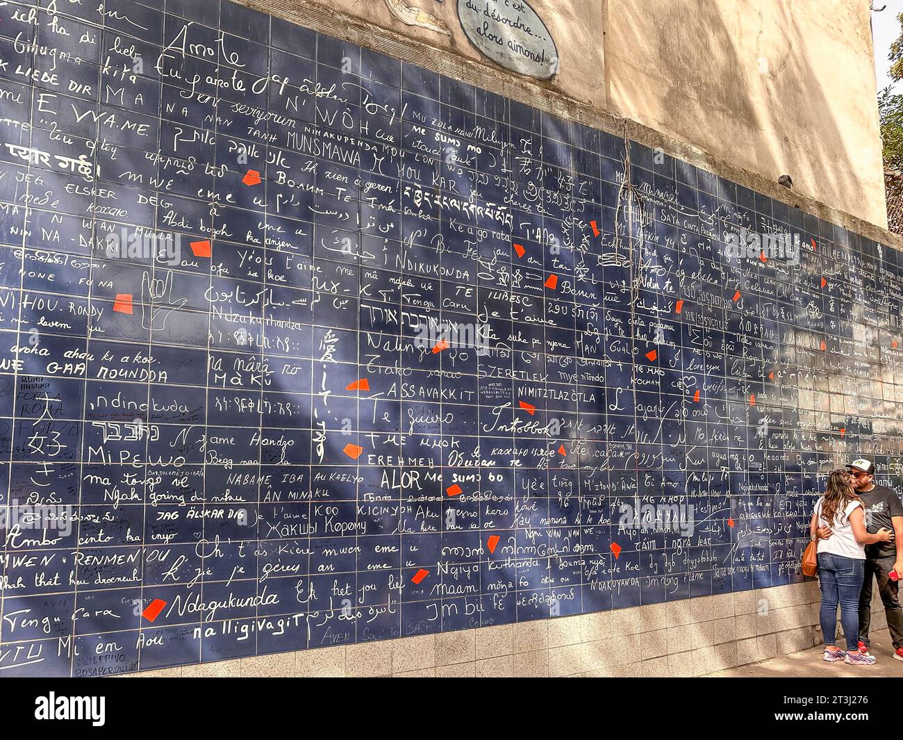 "Ti amo" in più lingue sul "muro dell'amore" (le Mur des Je t'aime), Place des Abbesses, Montmartre, Parigi, Île-de-France, Francia Foto Stock