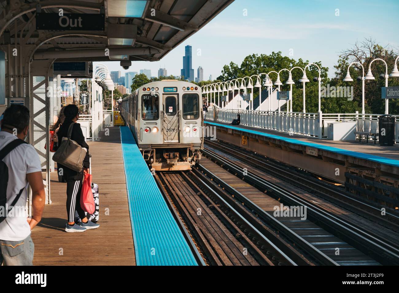 Un treno sulla linea blu della metropolitana sopraelevata di Chicago arriva alla stazione di California Foto Stock