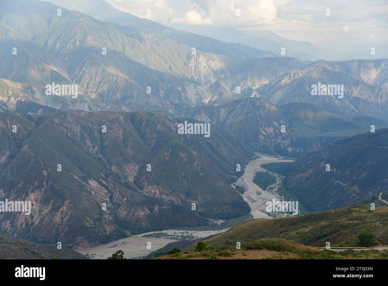 Fiume Chicamocha che scorre attraverso un grande canyon, paesaggio montuoso delle Ande colombiane, a Santander, Colombia. Foto Stock