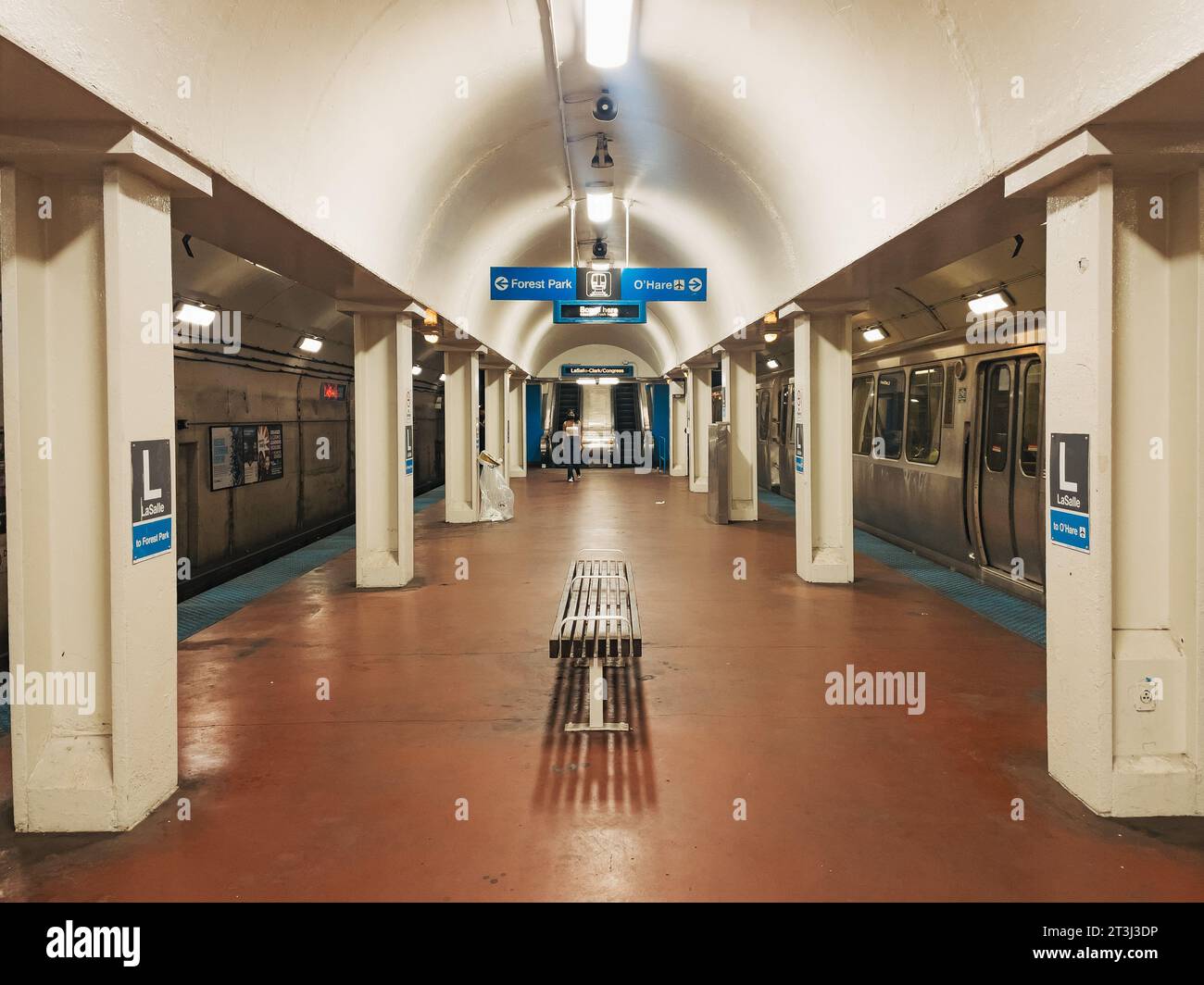 Un treno arriva al binario della stazione di LaSalle Street sulla linea blu "l'" a Chicago, Stati Uniti Foto Stock