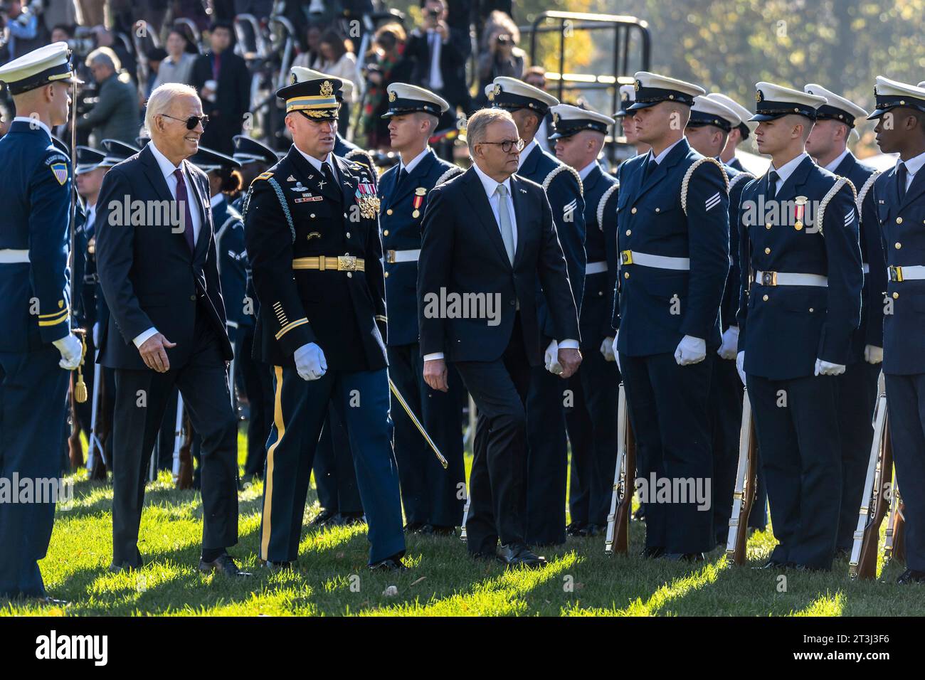 Washington, Stati Uniti. 25 ottobre 2023. Da sinistra a destra: Il presidente degli Stati Uniti Joe Biden, il colonnello David Rowland, comandante del 3rd U.S. Infantry Regiment, e il primo ministro australiano Anthony Albanese, recensiscono la Old Guard durante la cerimonia di arrivo dello Stato sul prato sud della Casa Bianca, il 25 ottobre 2023 a Washington, DC Credit: Adam Schultz/White House Photo/Alamy Live News Foto Stock