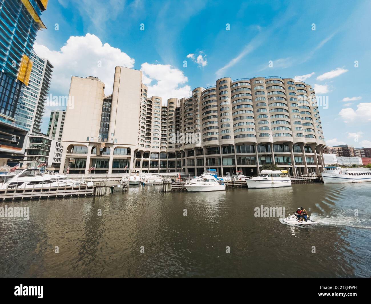 I jetski passano per River City, un blocco di appartamenti brutalisti nel South Loop di Chicago con il proprio molo. Progettato da Bertrand Goldberg, completato nel 1986 Foto Stock