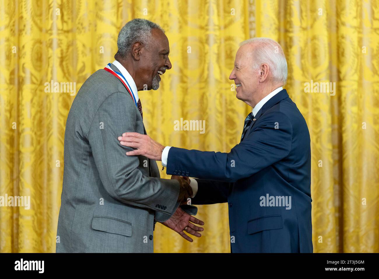 Washington, Stati Uniti. 24 ottobre 2023. Il presidente degli Stati Uniti Joe Biden, giusto, si congratula con Gebisa Ejeta dopo avergli conferito la National Medal of Science durante una cerimonia nella sala orientale della Casa Bianca, il 24 ottobre 2023 a Washington, D.C. Credit: Adam Schultz/White House Photo/Alamy Live News Foto Stock