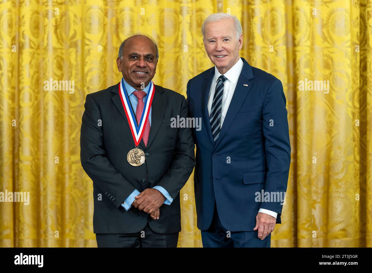 Washington, Stati Uniti. 24 ottobre 2023. Il presidente degli Stati Uniti Joe Biden, giusto, posa con Subra Suresh dopo avergli assegnato la National Medal of Science durante una cerimonia nella East Room della Casa Bianca, il 24 ottobre 2023 a Washington, D.C. Credit: Adam Schultz/White House Photo/Alamy Live News Foto Stock