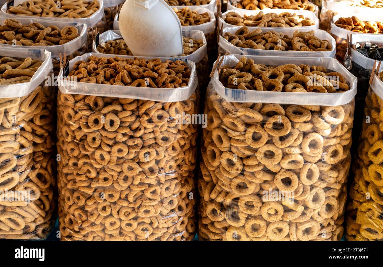 Contenitori di Tarallini, bocconcini di pane tradizionale in vendita presso una bancarella di Polignano a Mare, Italia. Foto Stock