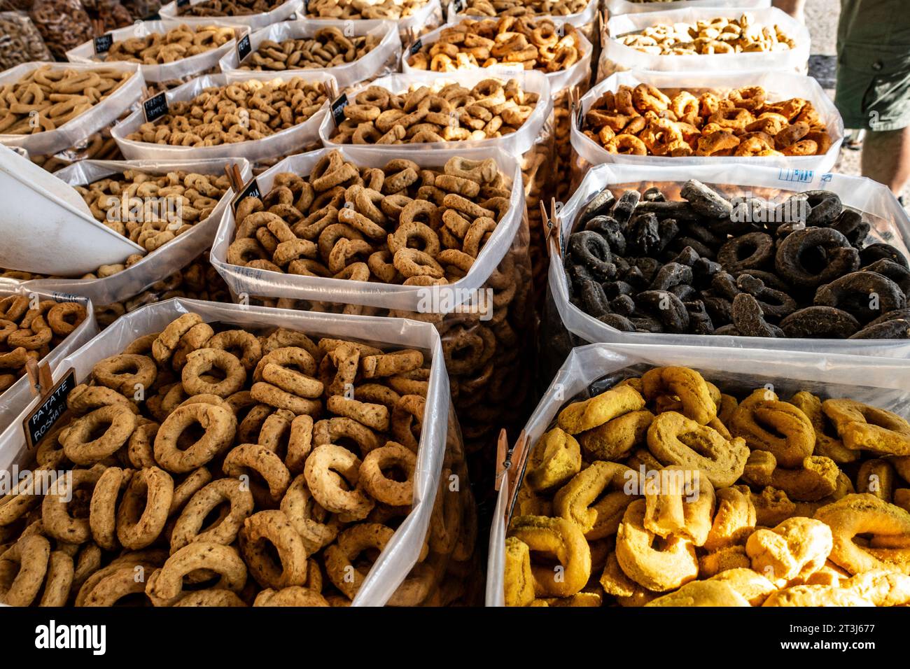 Contenitori di Tarallini, bocconcini di pane tradizionale in vendita presso una bancarella di Polignano a Mare, Italia. Foto Stock