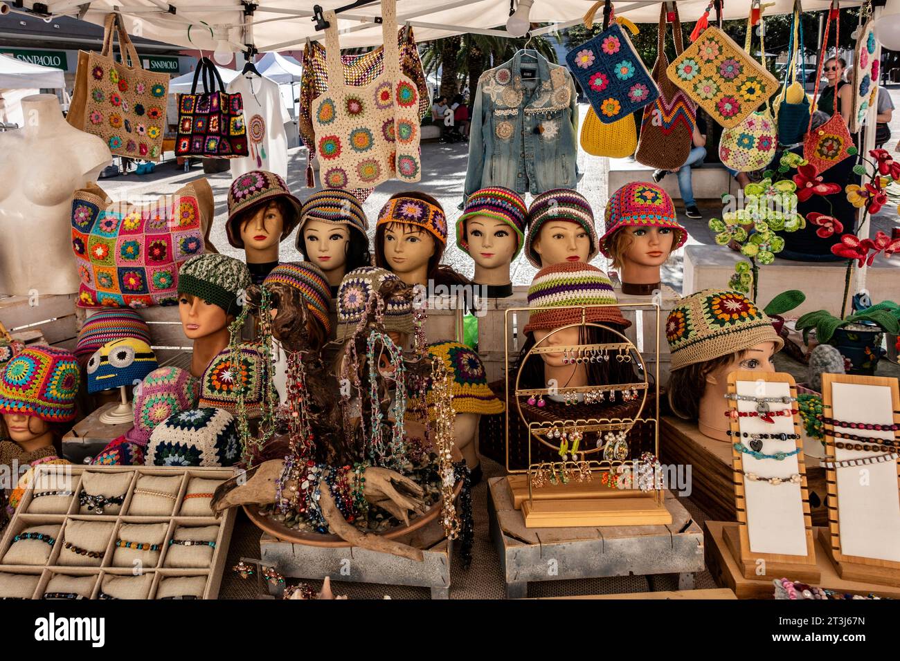 Una bancarella di mercato a Polignano a Mare Italy.selling gioielli e altri oggetti. Foto Stock