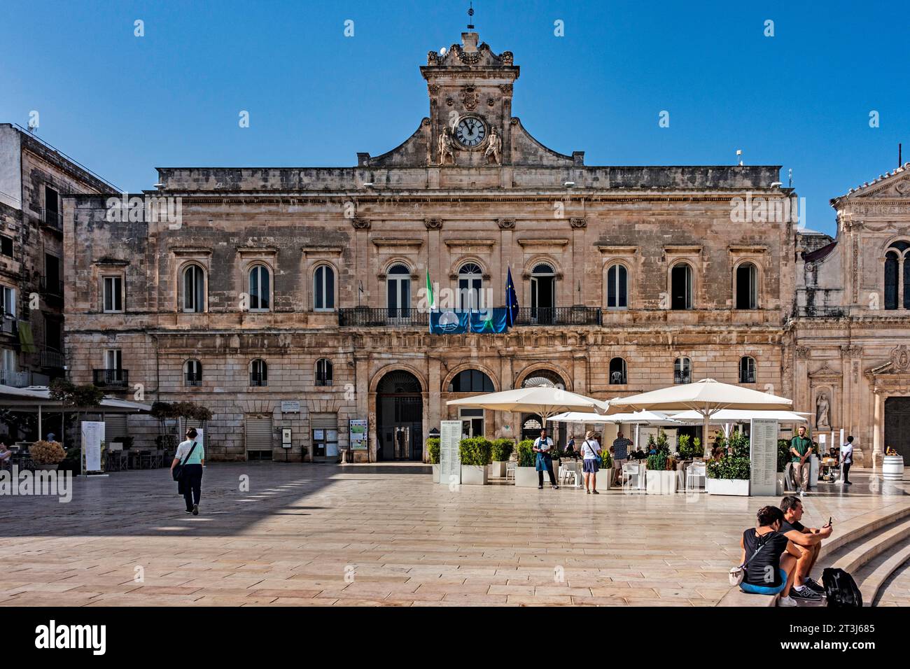 Piazza della Liberta, la piazza principale di Ostuni, Italia. Con il municipio sullo sfondo. Foto Stock