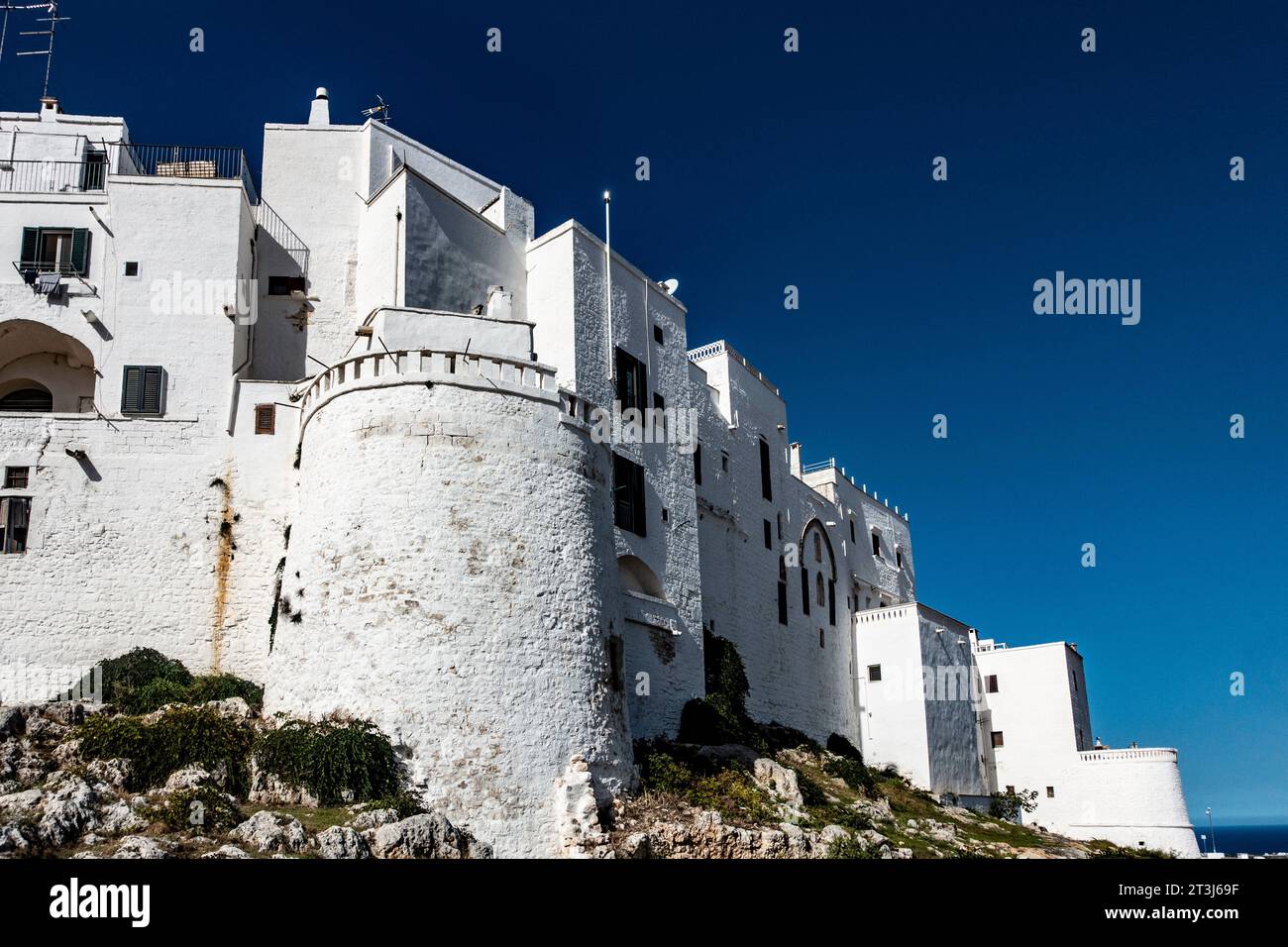 Le mura bianche di Ostuni, in Italia, spesso indicate come la città bianca Foto Stock