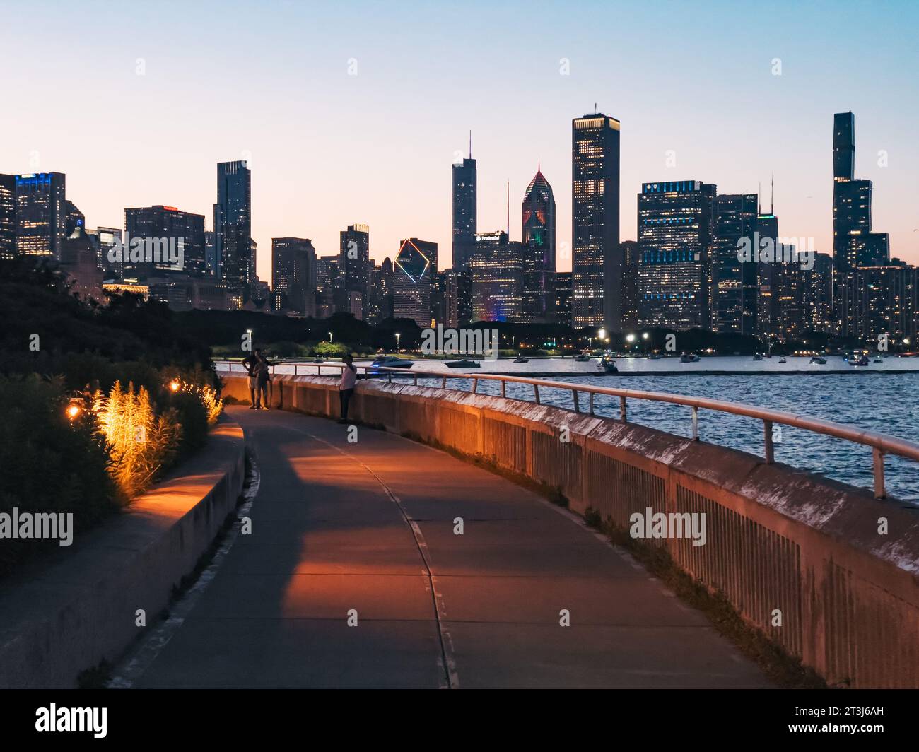 Lo skyline della città di Chicago visto una sera dal Lakefront Trail Foto Stock