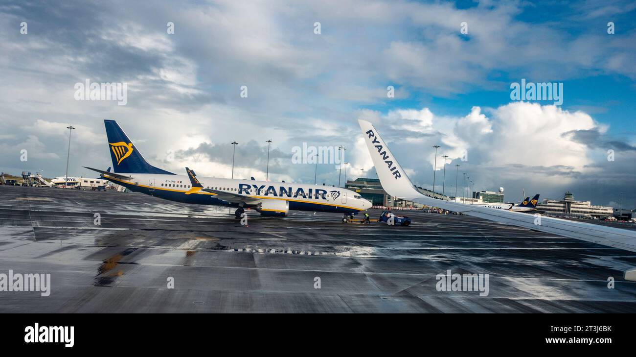 Aerei Ryanair sull'asfalto dell'aeroporto di Dublino, Irlanda. Foto Stock