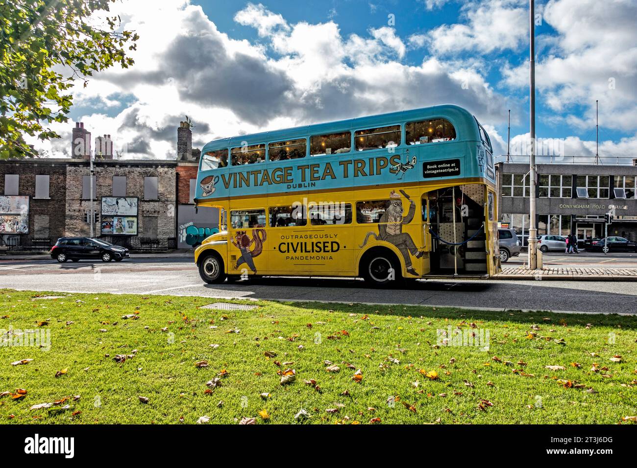Un autobus turistico della città, Vintage Tea Trips, a Dublino, Irlanda, serve tè pomeridiano, un modo unico per vedere la città. Foto Stock