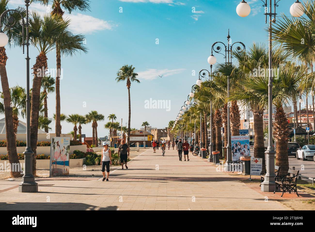 Strade costeggiate da palme a Finikoudes Beach, Larnaca, Cipro Foto Stock