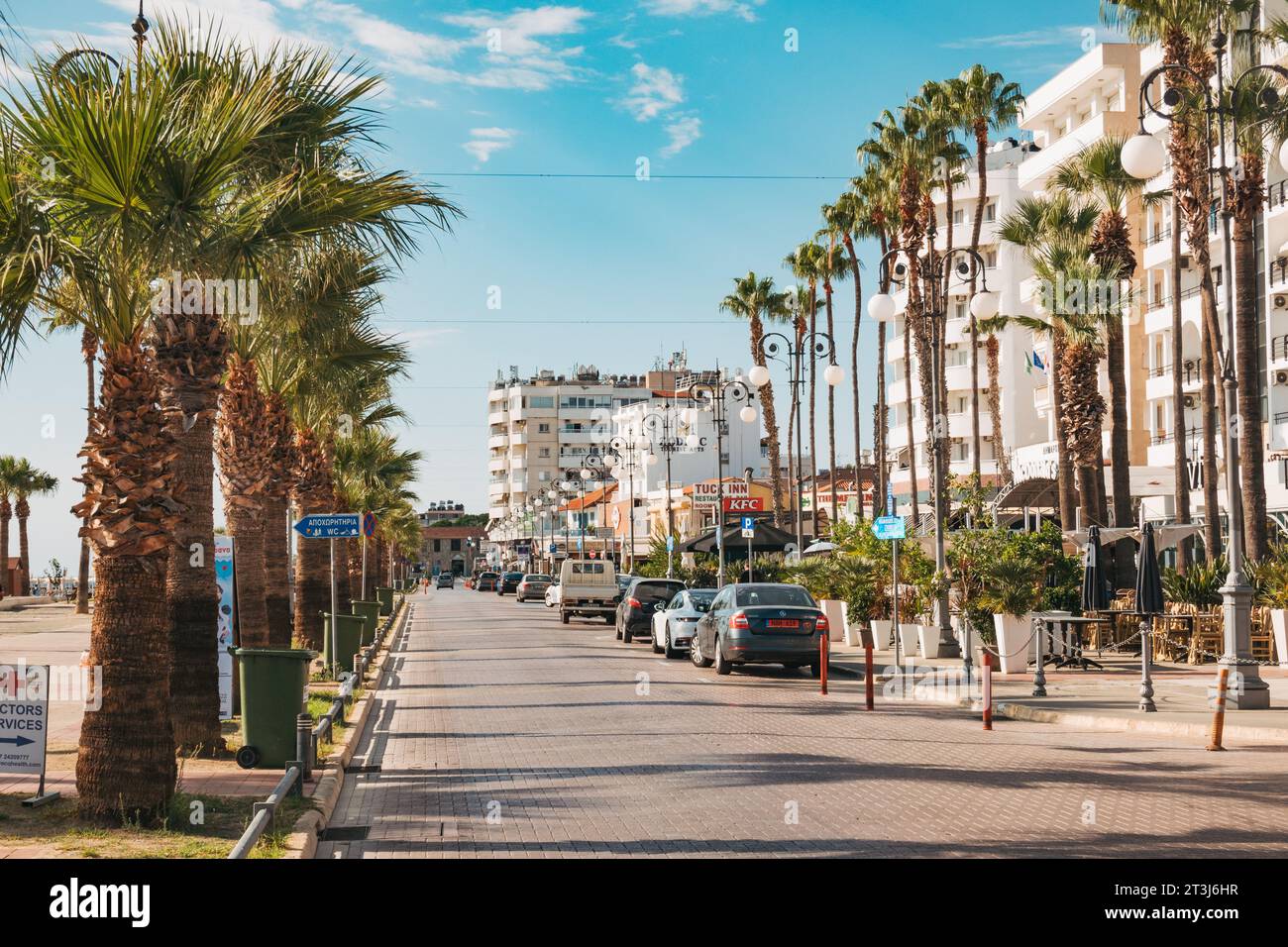 Strade costeggiate da palme a Finikoudes Beach, Larnaca, Cipro Foto Stock