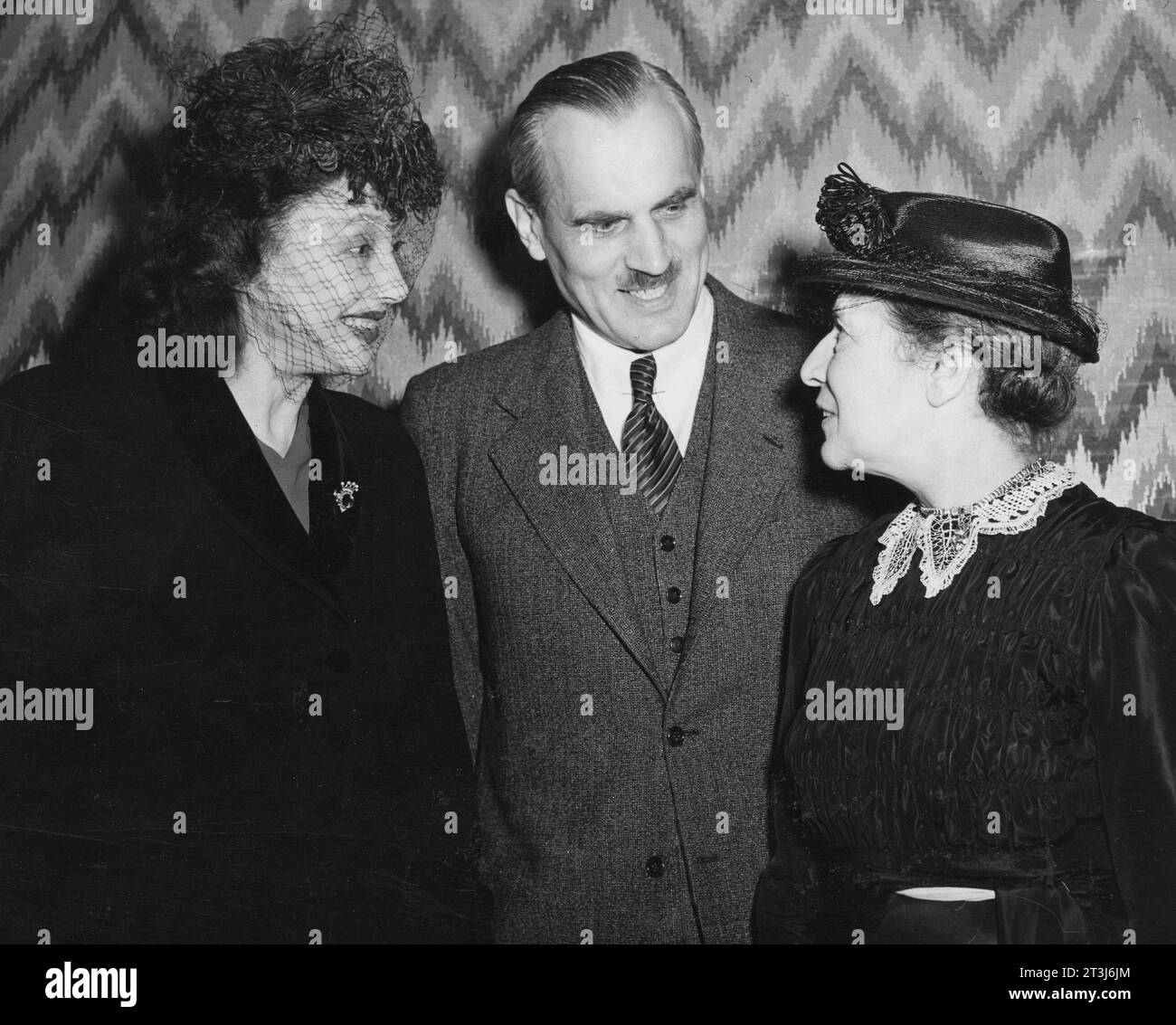 Il fisico austriaco Lise Meitner (1878-1968) è mostrato qui (a destra) con l'attrice Katherine Cornell e il fisico Arthur H. Compton il 6 giugno 1946, quando Meitner e Cornell stavano ricevendo premi dalla Conferenza Nazionale dei cristiani e degli ebrei. Foto Stock