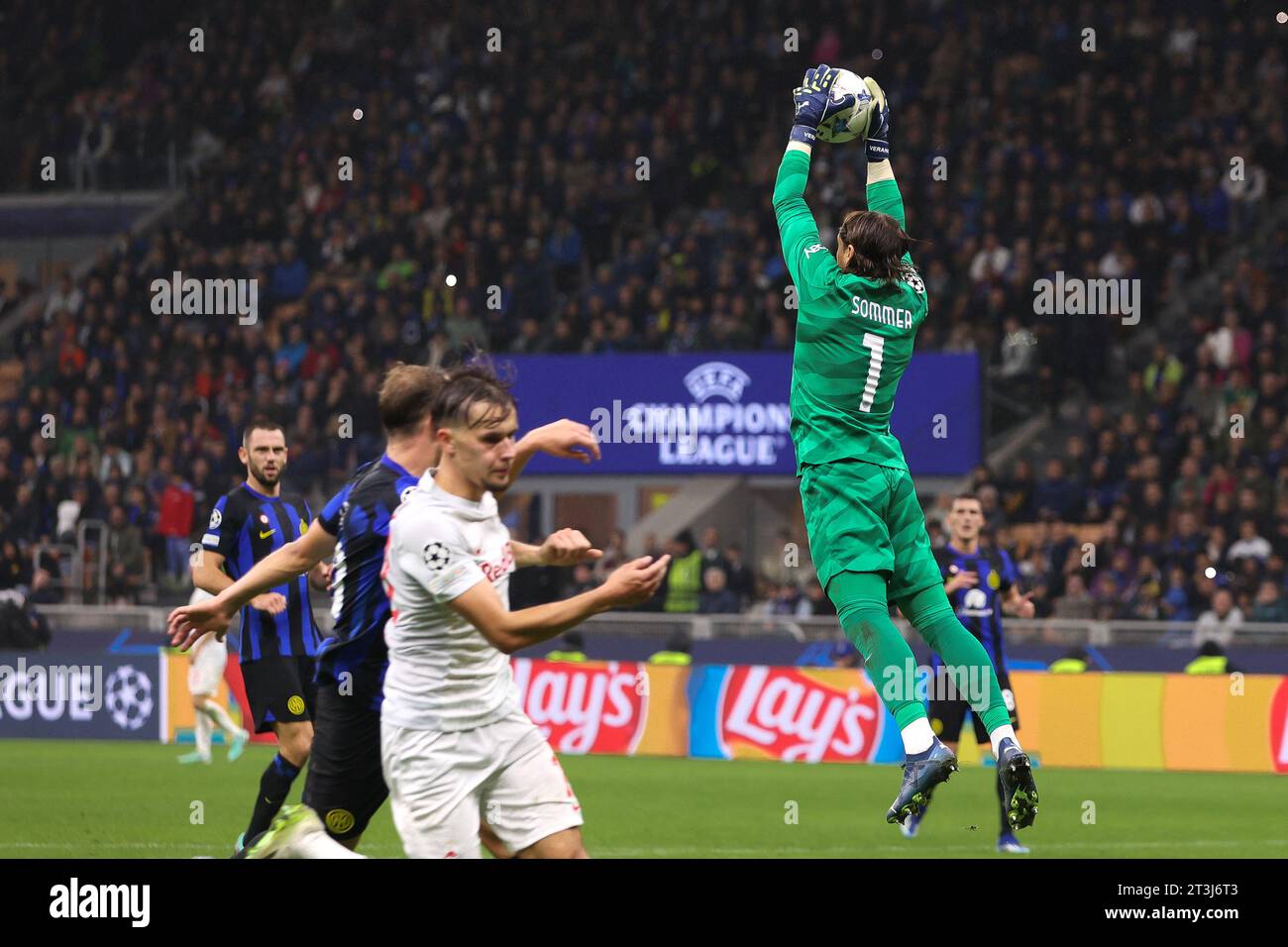 Milano, Italia. 24 ottobre 2023. Italia, Milano, 24 ottobre 2023: Yann Sommer (FC Inter) sale e salva nel secondo tempo durante la partita di calcio FC Inter vs Salzburg FC, UCL 2023-2024 - gruppo D Matchday 3 (Credit Image: © Fabrizio Andrea Bertani/Pacific Press via ZUMA Press Wire) SOLO PER USO EDITORIALE! Non per USO commerciale! Foto Stock