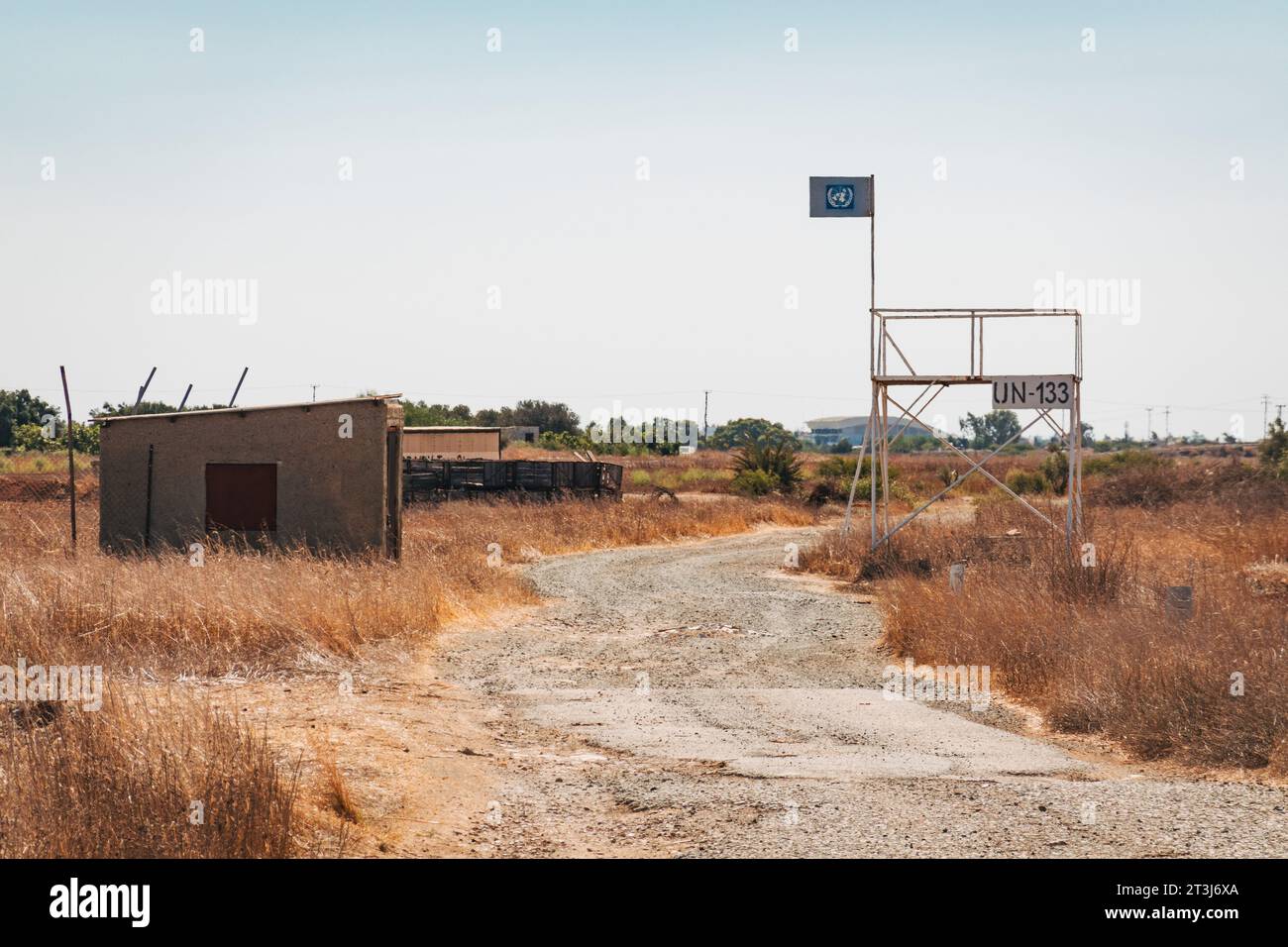 Un avamposto delle Nazioni Unite vuoto all'interno della zona cuscinetto dell'ONU sull'isola di Cipro Foto Stock
