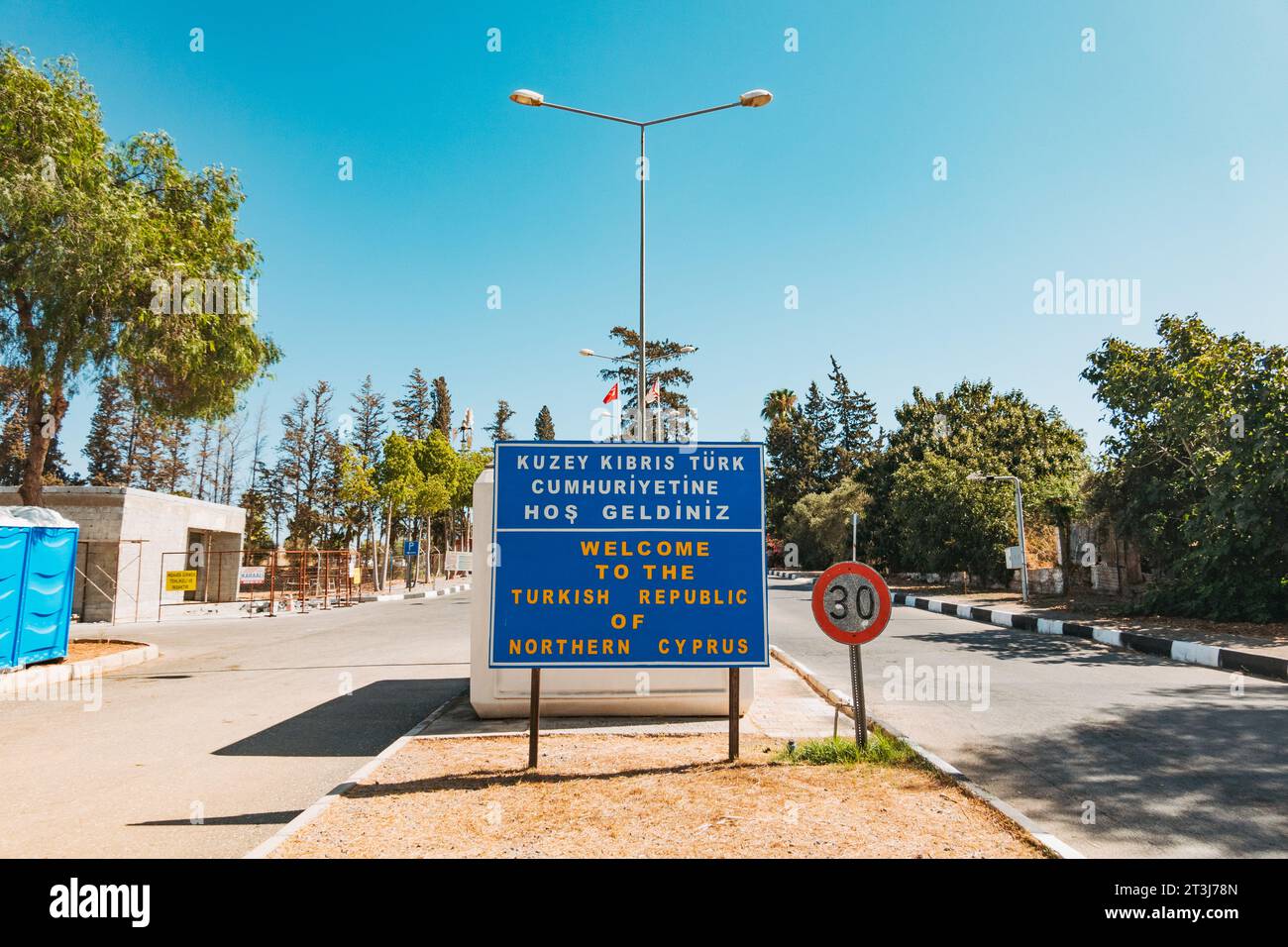 Un segnale di benvenuto per la Repubblica turca di Cipro del Nord al valico di frontiera di Famagosta, lasciando la British Sovereign base area di Dhekelia Foto Stock