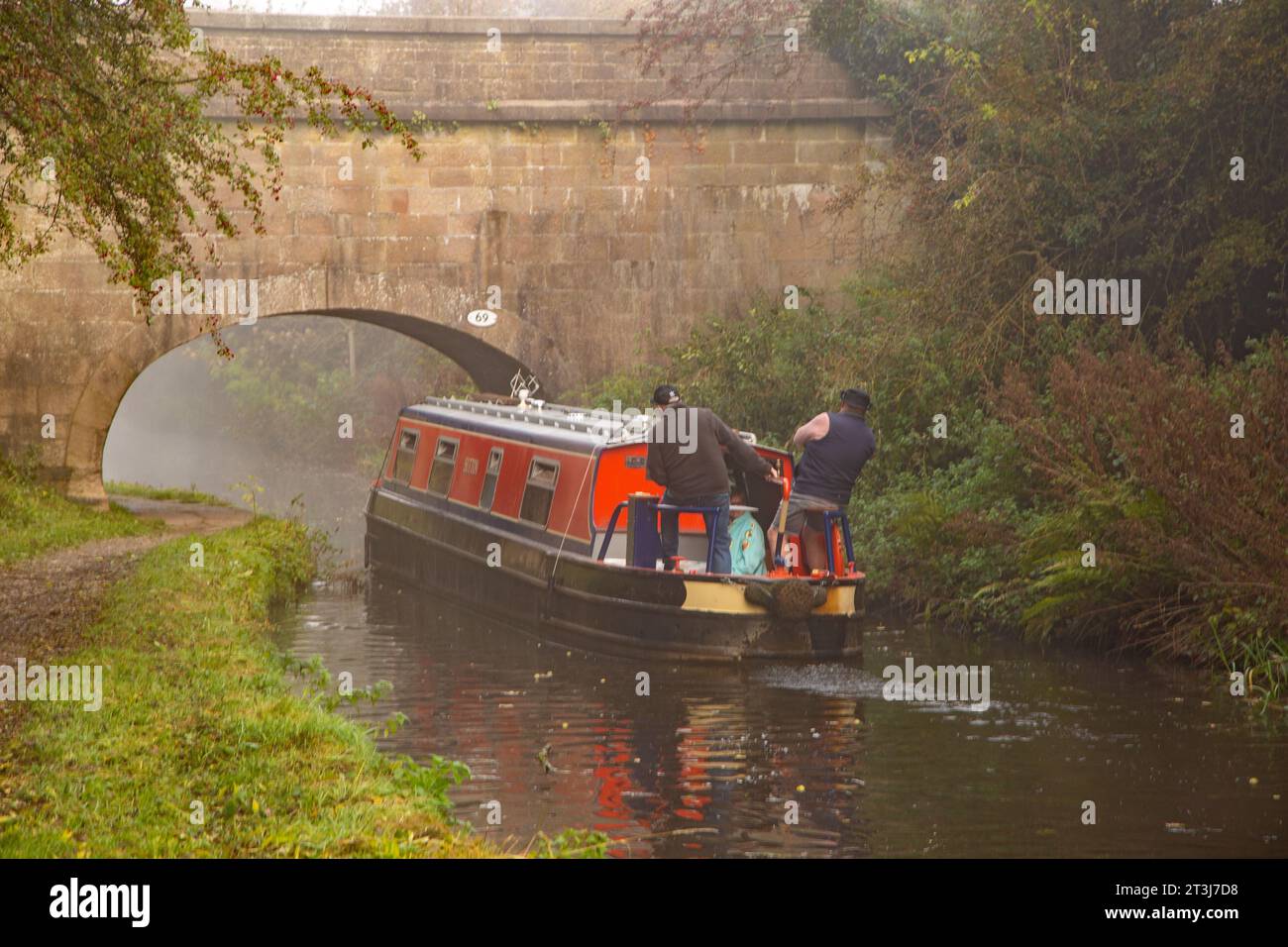 Narrowboat sul canale Macclesfield che corre tra Kidsgrove nello Staffordshire fino all'incrocio a Marple Greater Manchester Foto Stock