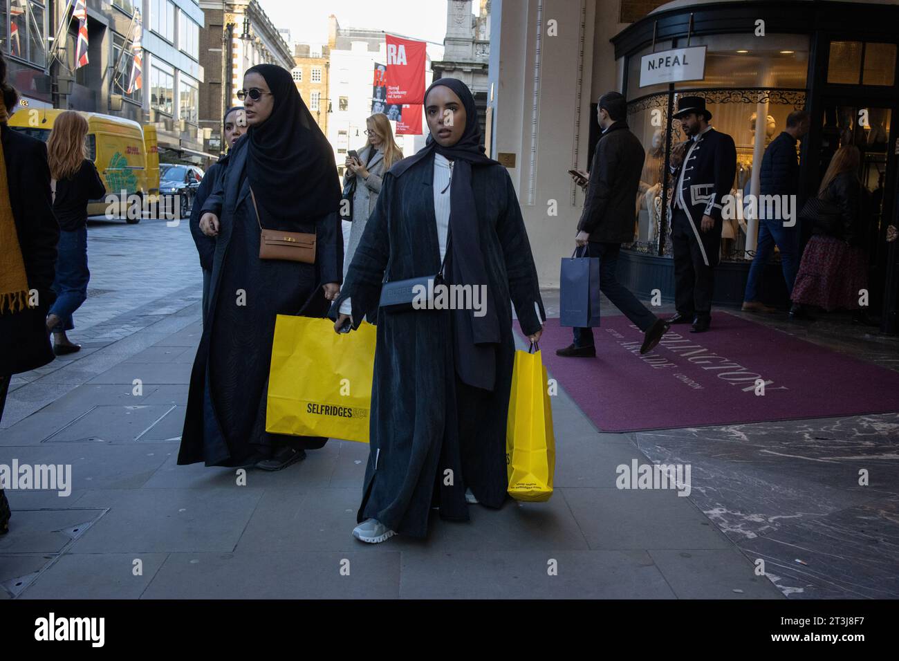 Donna del Medio Oriente che indossa abayas nere per fare shopping a Burlington Arcade, i marchi di lusso di Mayfair High Street, Londra, Inghilterra, Regno Unito Foto Stock