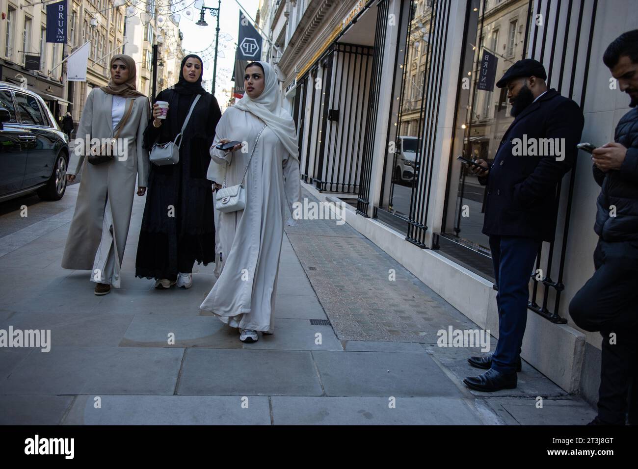 Donna del Medio Oriente che indossa abayas nere per fare shopping a New Bond Street, i marchi di lusso di Mayfair High Street, Londra, Inghilterra, Regno Unito Foto Stock