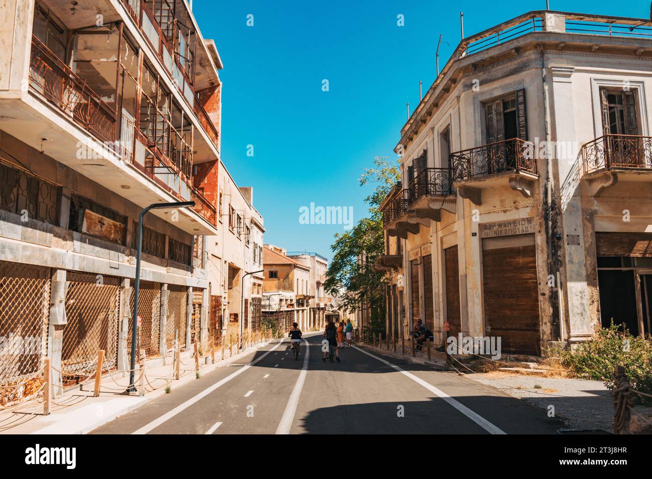 Strada appena pavimentata nella città fantasma di Varosha, Cipro del Nord, che ha aperto ai turisti nel 2020 dopo essere stata chiusa al pubblico per oltre 40 anni Foto Stock