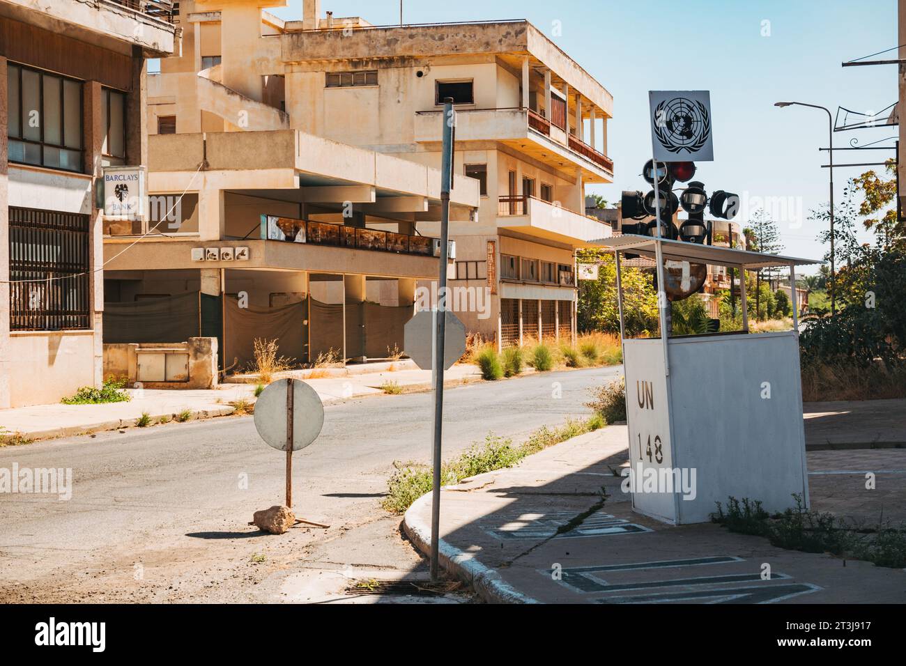 Una cabina di guardia delle Nazioni Unite nella città fantasma di Varosha, Cipro del Nord. L'area è protetta da una risoluzione del Consiglio di sicurezza delle Nazioni Unite del 1984 Foto Stock