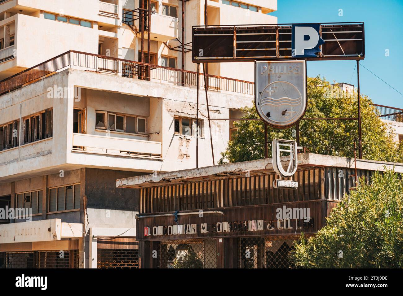 I resti di un cartello elettronico Philips nella città abbandonata di Varosha, Cipro del Nord Foto Stock