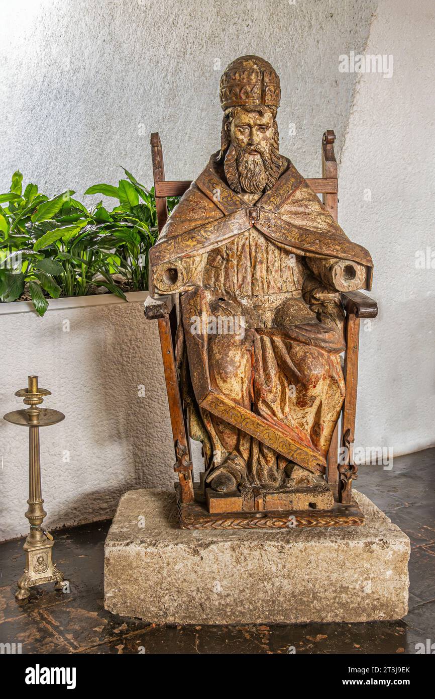 Guatemala, la Antigua - 20 luglio 2023: Museo Casa Santa Domingo. Padro Eterno, padre Eterno scultura in legno in posizione seduta, niente mani se non papà Foto Stock