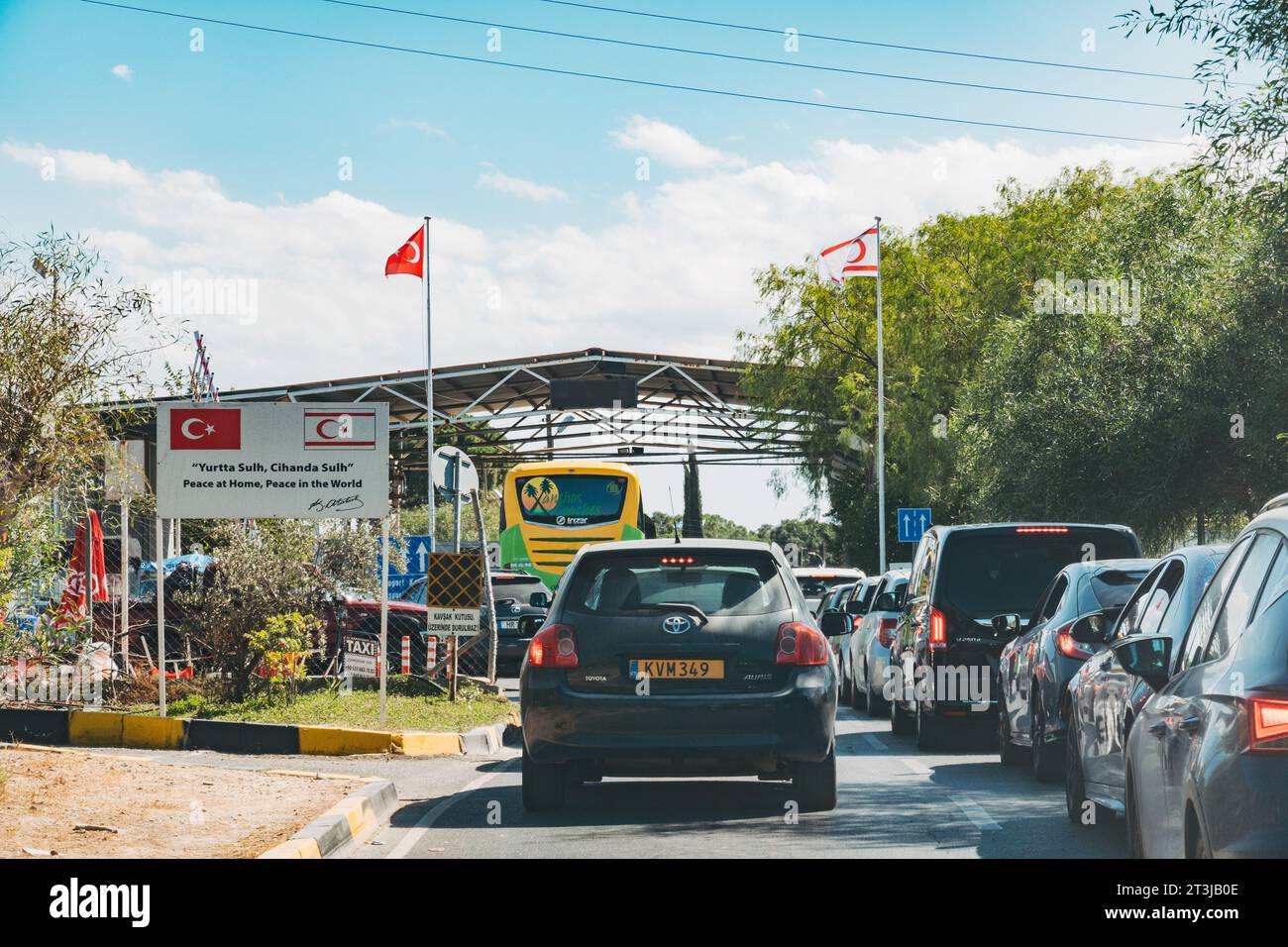 Un valico di frontiera stradale a Nicosia settentrionale, dallo stato de facto di Cipro settentrionale alla Repubblica di Cipro riconosciuta a livello internazionale Foto Stock
