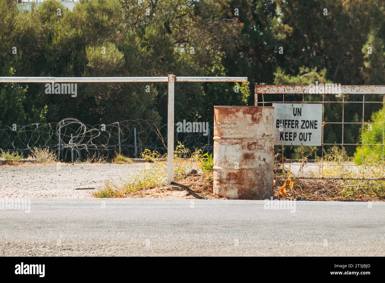 Un cartello recita "zona tampone delle Nazioni Unite, tenersi fuori” in un passaggio di frontiera tra le regioni settentrionali e meridionali dell'isola di Cipro Foto Stock