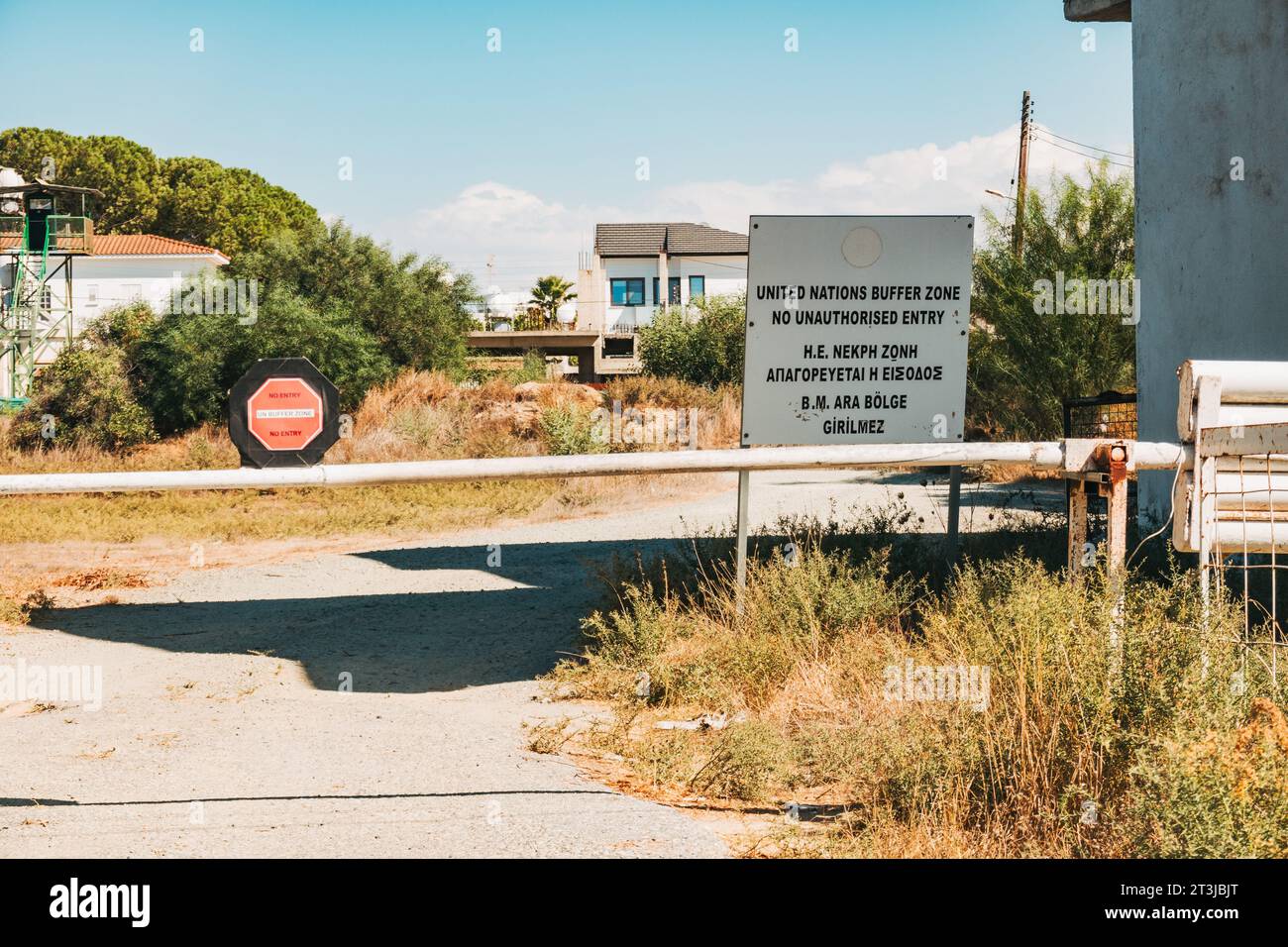 Un cartello recita "zona tampone delle Nazioni Unite, divieto di ingresso non autorizzato” al valico di frontiera sull'isola di Cipro Foto Stock