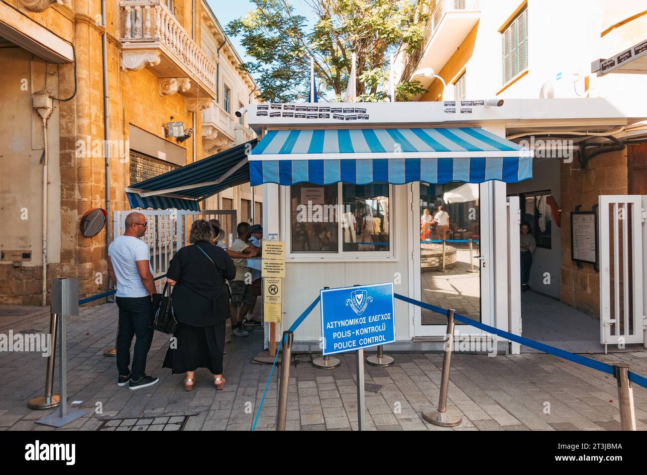 Un posto di blocco della polizia al Ledra Street Crossing sul lato meridionale della zona cuscinetto delle Nazioni Unite nella città di Nicosia, Cipro Foto Stock