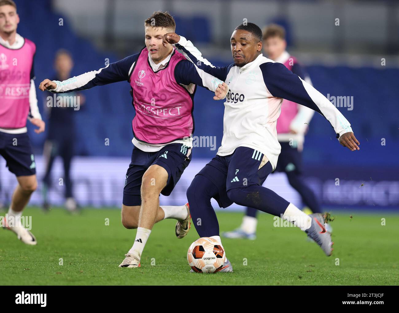 Anton Gaaei dell'Ajax e Steven Bergwijn dell'Ajax durante l'allenamento pre-partita all'AMEX Stadium, Brighton e Hove. Data foto: 25 ottobre 2023. Il credito fotografico dovrebbe leggere: Paul Terry/Sportimage Credit: Sportimage Ltd/Alamy Live News Foto Stock