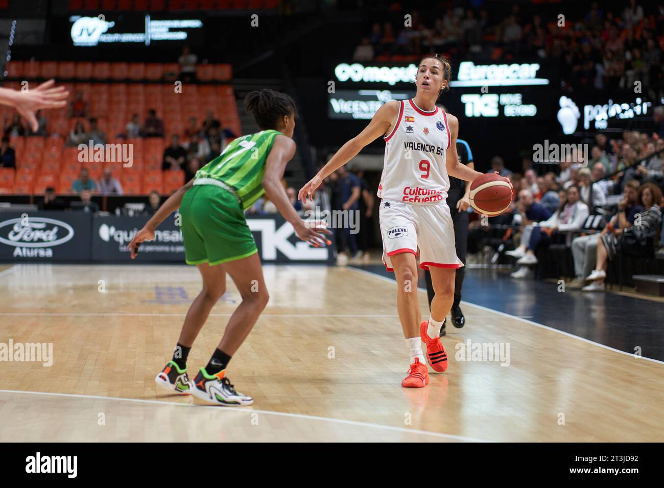 Queralt Casas di Valencia Basket in azione durante il quarto round di Euro League femminile il 25 ottobre 2023 al Pavillon Fuente de San Luis (Valencia,Euro L Foto Stock