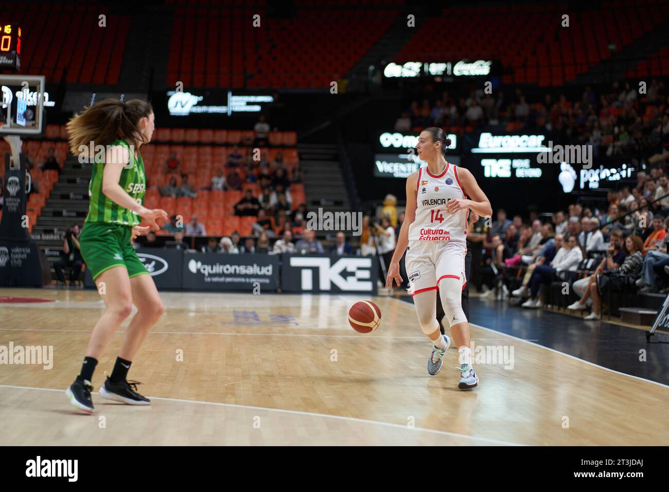 Raquel Carrera di Valencia Basket in azione durante il quarto round di Euro League femminile il 25 ottobre 2023 al Pavillon Fuente de San Luis (Valencia,Euro) Foto Stock