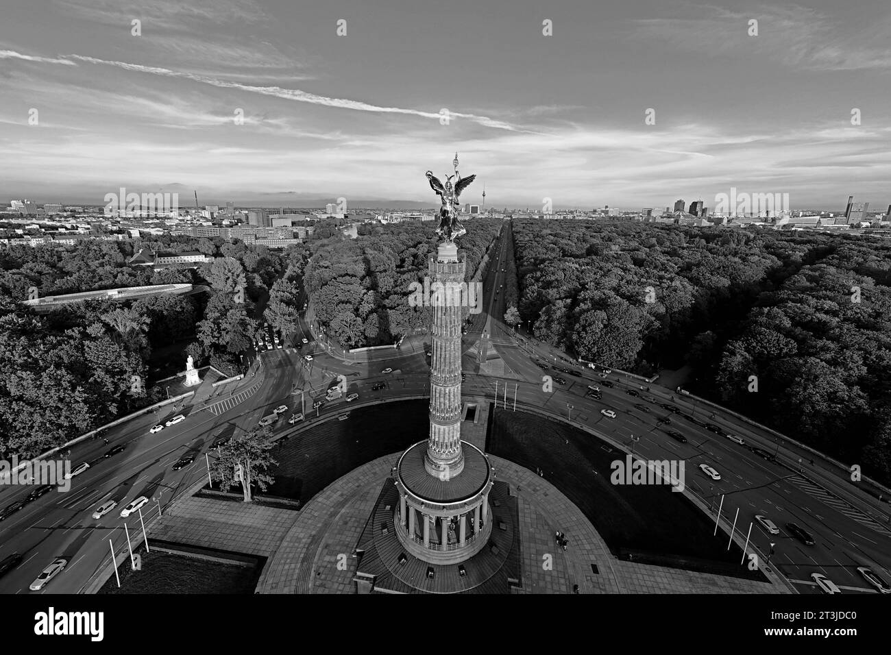 Luftbild der Siegessäule a Berlino AM 25. Oktober 202. Dimostrazione in Solidaritaet mit Palestina a Berlino *** Vista aerea della colonna della Vittoria a Berlino il 25 ottobre 202 dimostrazione in solidarietà con la Palestina a Berlino credito: Imago/Alamy Live News Foto Stock